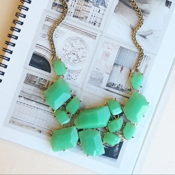 Geometric Chunky green mint necklace - Picture 2 of 3